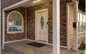 Experience Serenity In A 4Br3Ba Downtown Home